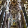 Gaudí 1883 tervezett katedrálisán a mai napig folynak a munkálatok. Az épületen a szecesszió, a kubizmus és az organikus építészet jegyei is megtalálhatóak.

