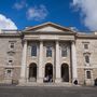 Írország legrégebbi egyeteme, a dublini Trinity College Erzsébet királynő utasítására 1592-ben nyitotta meg kapuit a diákok előtt, korábban pedig kolostorként működött.
