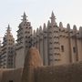 A világörökségi listára is felkerült nagymecset Djennében található. Ez a szudáni stílusban épült mecset a világ legnagyobb agyagtéglából készült épülete is egyben.

