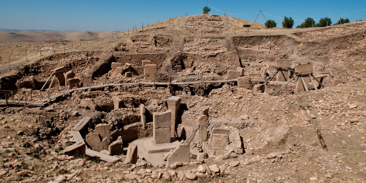 Göbekli Tepe feltételezhetően szertartási központként működött, mivel a régészek települések nyomát sem találták a közelben, a legközelebbi patak is 5 kilométerre található a helyszíntől.

