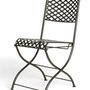 A kerti bútor gyártásban erős Munder-Skiles dobta piacra ezt a múlt század hangulatát idéző összecsukható vas széket. A 'Lithgo' névre keresztelt rácsos darabért 151,909 forintot kérnek a márkaboltokban.

