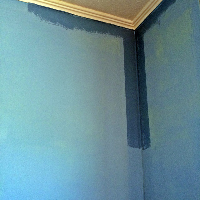 Fehér plafon, kék falak, a kettő között díszcsík, amit meghagytunk.
