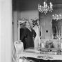 A hollywoodi díva, Mae West romantikus hatást keltő üveg csillárral és hozzá passzoló asztallal valamint gyertyatartókkal díszítette fel otthonát 1935-ben.



