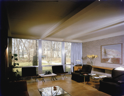 1999-re az olyan ipari elemek is megjelentek a lakásokban, mint például a beton, ami a mai napig felkapott a dizájnerek körében.



