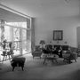 Saját tervezésű, hajlított lábú bútorok az osztrák építész és tervező, Ernst Schwadron nappalijában 1950-ben.

