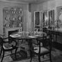 Eklektikus bútorokkal és kiegészítőkkel illetve sok-sok tükörre hirdette 'Trend House' néven futó bútorcsaládját a Marshall Field & Co.1945-ben.


