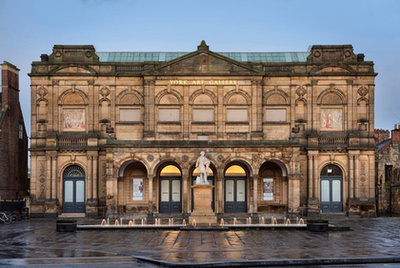 A york-i Művészeti Galériát 1879-ben építették és ez az épület adott otthont a második Yorkshire-i Képzőművészeti és Ipari kiállításnak is. A műemléképületet az Ushida Findlay és Simpson & Brown Architects gondolta újra.

