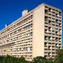 Az 1947-1952 között épült ‘Radiant City’ néven ismert komplexumot gyakran emlegetik a brutalista építészek és filozófia egyik  kezdeti inspirációjaként is. A dél Marseilleben található épületegyüttest a festő-építésszel, Nadir Afonsóval tervezte meg Le Corbusier.