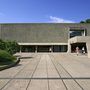 Le Corbusier 1959-ben tervezte a tokiói Nyugati Művészetek Múzeumát, melynek egyik érdekessége, hogy a két emeletes épületben a lépcsők helyett rámpák kaptak helyet.

