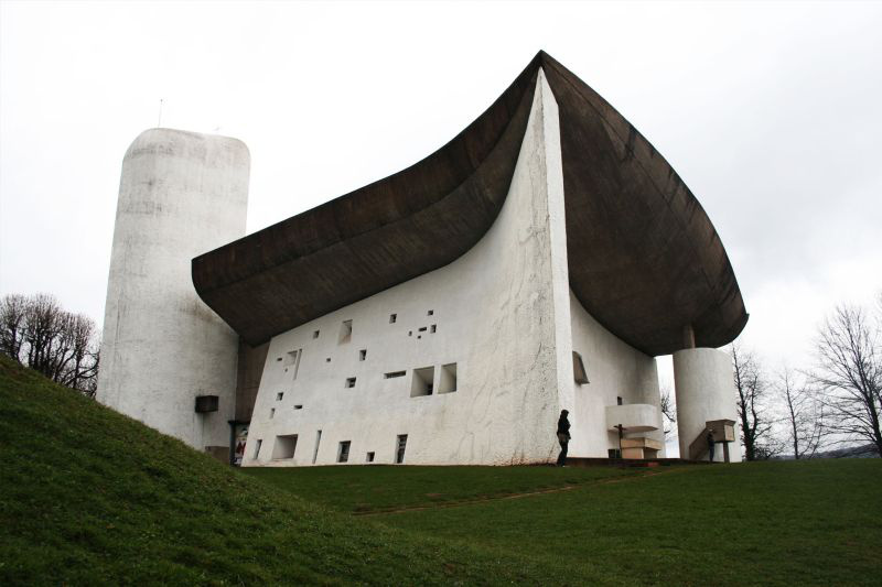 Le Corbusier 1965 augusztusában orvosi utasításra utazott el a Franciaországban található Cap-Martinra és ebben a faházban töltötte utolsó napjait. Az építész sírja is itt található.
