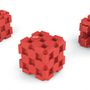 A berlini Lini Toys szerint a piros kockák fejlesztik a kreativitást, a térbeli látást és a fantáziát, mivel legalább 105 különböző módon illeszthetőek egymásba az építőelemek.