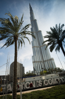 A Petronas-iketornyot César Pelli tervezte 1998-ban és 1.16 milliárd dollárra volt szükség a beton, acél és üveg épület megépítéséhez.  Az építtető kőolajtársaság nevét viselő  torony 452 méteres magasságával egészen 2003-ig volt a világ legmagasabb épülete. Az ikertorony feltűnik az 1999-es Briliáns csapda című filmben valamint a 2002-es Hitman 2:Silent Assassinban című sikerjátékban is.
