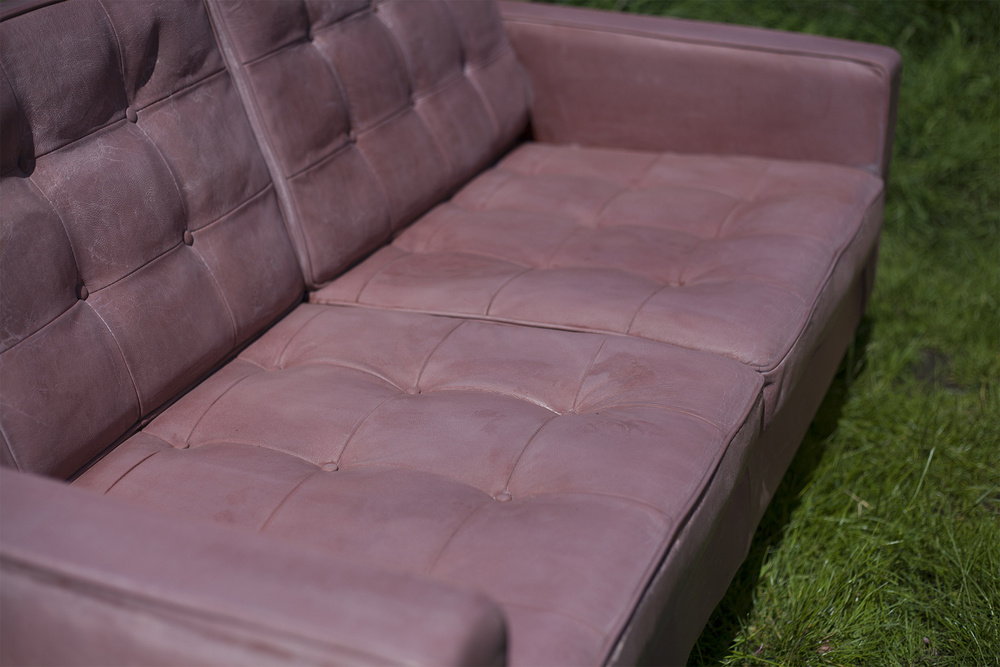 A kanapé ugyanis betonból készült, vagyis egyáltalán nem puha, viszont a kertbe ideális. 