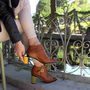 A párizsi tervező, Tanya Heath forradalmasította a cipő készítést azzal, hogy piacra dobta a cserélhető sarkú cipőt. A praktikus lábbeli sarkát egy gombnyomással cserélhetjük le egy magasabb, 8.89 cm magas sarokra vagy éppen egy alacsonyabb, 3.81 cm magas sarokra. A női cipők 360-470 euró (kb.107.050-139.750 forint) között mozognak a webáruházban.