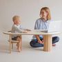 “A Boida” asztal ideális a kisgyermekes szülőknek, mivel lehetőséget nyújt a nekik arra, hogy elolvashassák az emailjeiket vagy igyanak egy kávét úgy,hogy közben szemmel tudják tartani a gyereküket.” – mondja a hosszúkás fa asztalról a Kunsik Choi bútormárka tervezője.
