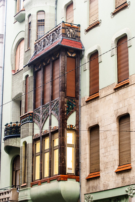 Az épület leginkább a kortárs belga art nouveau vonásait és jellegzetességeit mutatja: asszimetrikus homlokzat, tekergő vonalak és Zsolnay-csempés virágmotívumok köszönnek vissza a nagyrészt fából készült zárt erkélyek díszítésén is. 