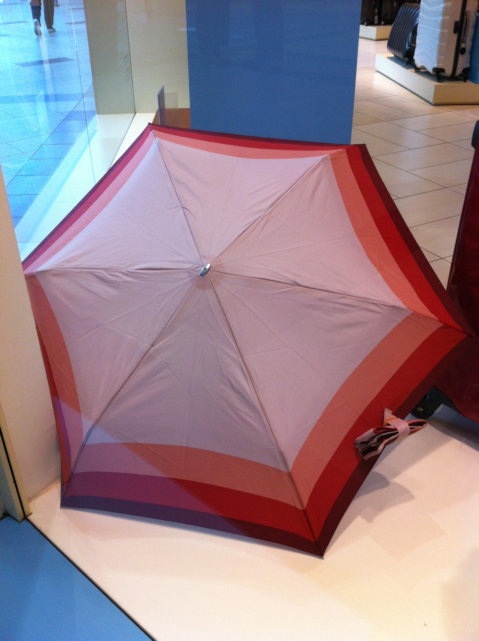 Nagyon könnyű ez az esernyő, de ez nem jelenti azt, hogy silány a minősége (bár még nem használtunk ilyet). Ha csak egy szezont bír ki az sem ciki, mert hát mégiscsak ezer forint körül van az ára...