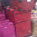 Egymás hegyén-hátán vannak a bőröndök az Auchanban. Nem valami szép látvány...