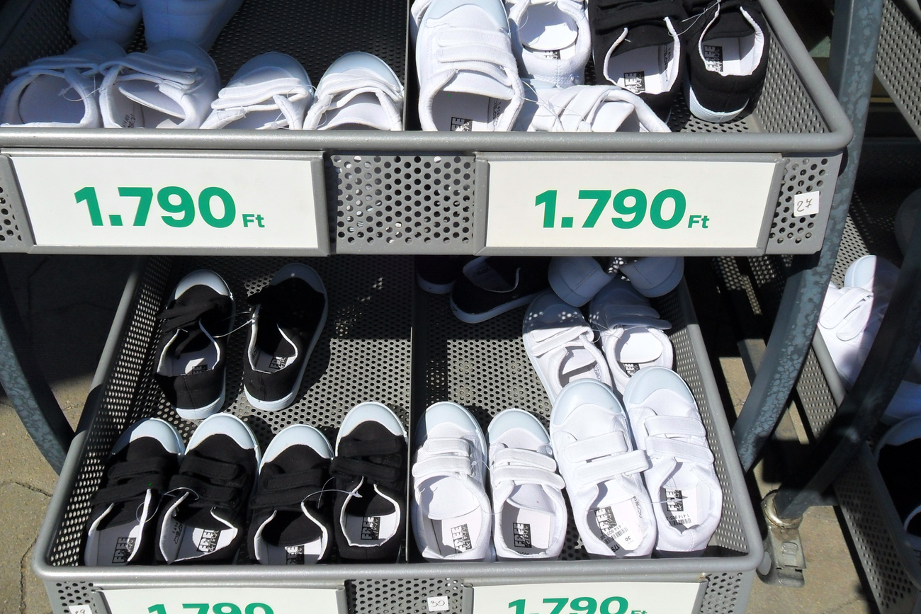 1190 forint jó ár ezekért a cipőkért.  Akár még többet is vehet belőlük.