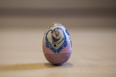 Ezt a Frozen tojásban találtuk, nem igazán tudjuk mi, de nem láttuk a mesét. Viszont se összerakni, se ragasztgatni nem lehet, de 295 forintba kerül. 