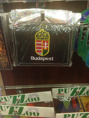 Ha vicces bögrét szeretne, akkor irány a Váci utca. Valóban sok pénzt fog elkölteni Budapesten, főleg ha vesz egy ilyen bögrét 1800 forintért.