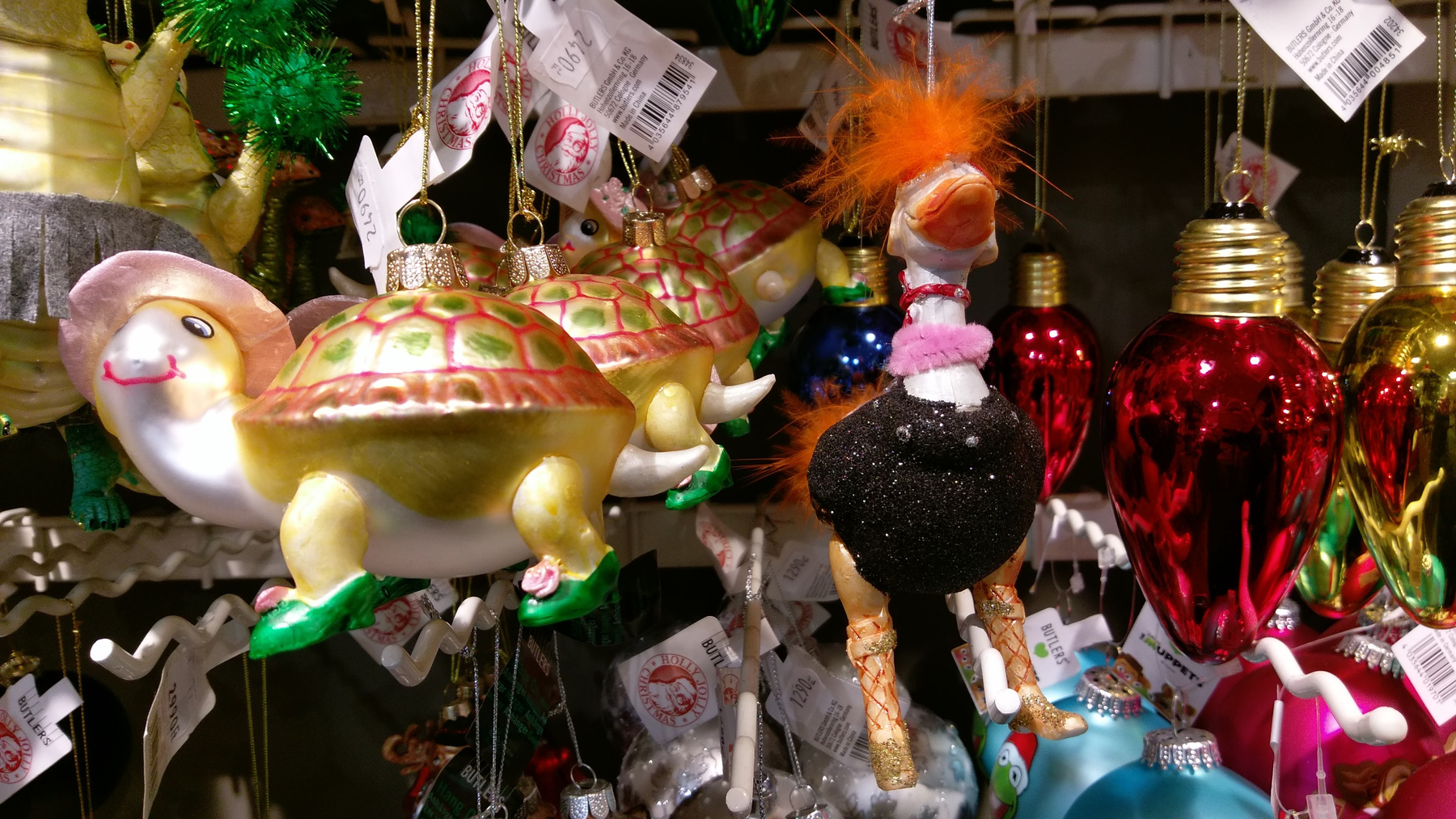 Ilyen egy karácsonyi díszítésű szánkó a Tescoban. 