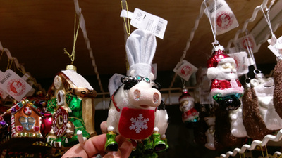Ilyen egy karácsonyi díszítésű szánkó a Tescoban. 