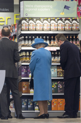 Az viszont biztos, hogy a II. Erzsébet arcára nem ült ki a lelkesedés, nem valószínű, hogy ezek után ő intézi majd a bevásárlásokat. 