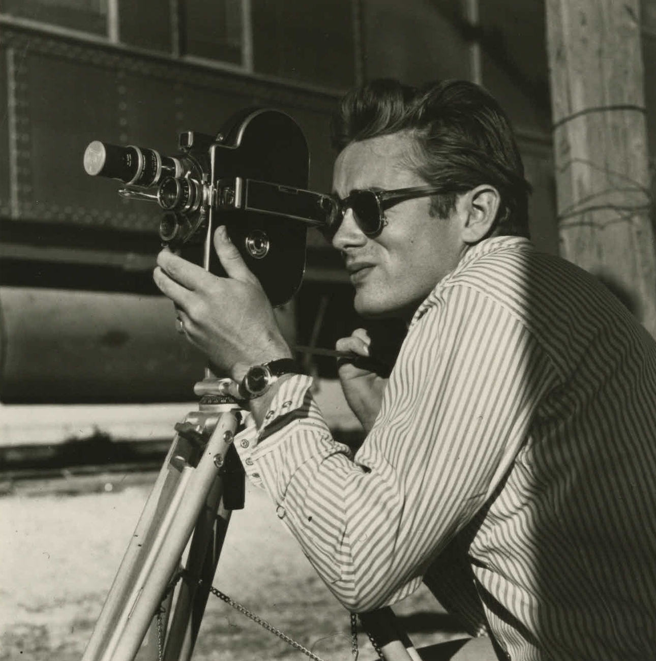 James Dean napszemüvegben filmezik.
