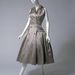 Christian Dior szaténruhája az ötvenes évekre jellemző szabással