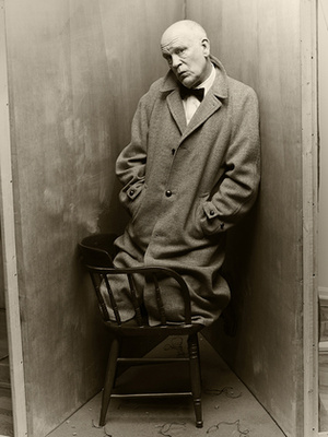 Ahogy Irving Penn 1948-as Truman Capote fotóját is újrafotózta Miller és a színész.

