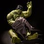 Néha Hulknak is elszakad egy-egy keményebb csatában a nadrágja, amit meg kell öltenie.