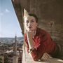 Capucine francia modell és színésznő az erkélyen, Róma, 1951 - egyike a kiállított képeknek.
