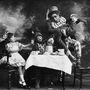 A kép jól mutatja, mennyire szürreális és ijesztő ez a regény. A londoni színház 1910-es előadásában épp egy teadélutánt láthatunk. 