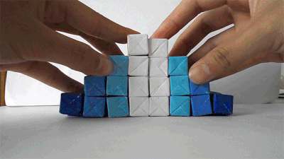 A brazil származású Jo Nakashima kinetikus origamiban utazik.