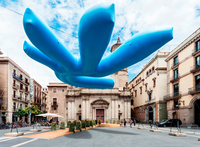 Peter Cook és Yael Reisner „Take My Hand” című felfújható kéksége a BCN re.set sorozat keretében volt látható Barcelonában. A kék kéz a demokráciát hirdető pavilon részeként volt látható, ahol többek között az emberi jogok, a társadalomba való beilleszkedés, valamint az azonos neműek közötti házasság voltak a főbb témák.