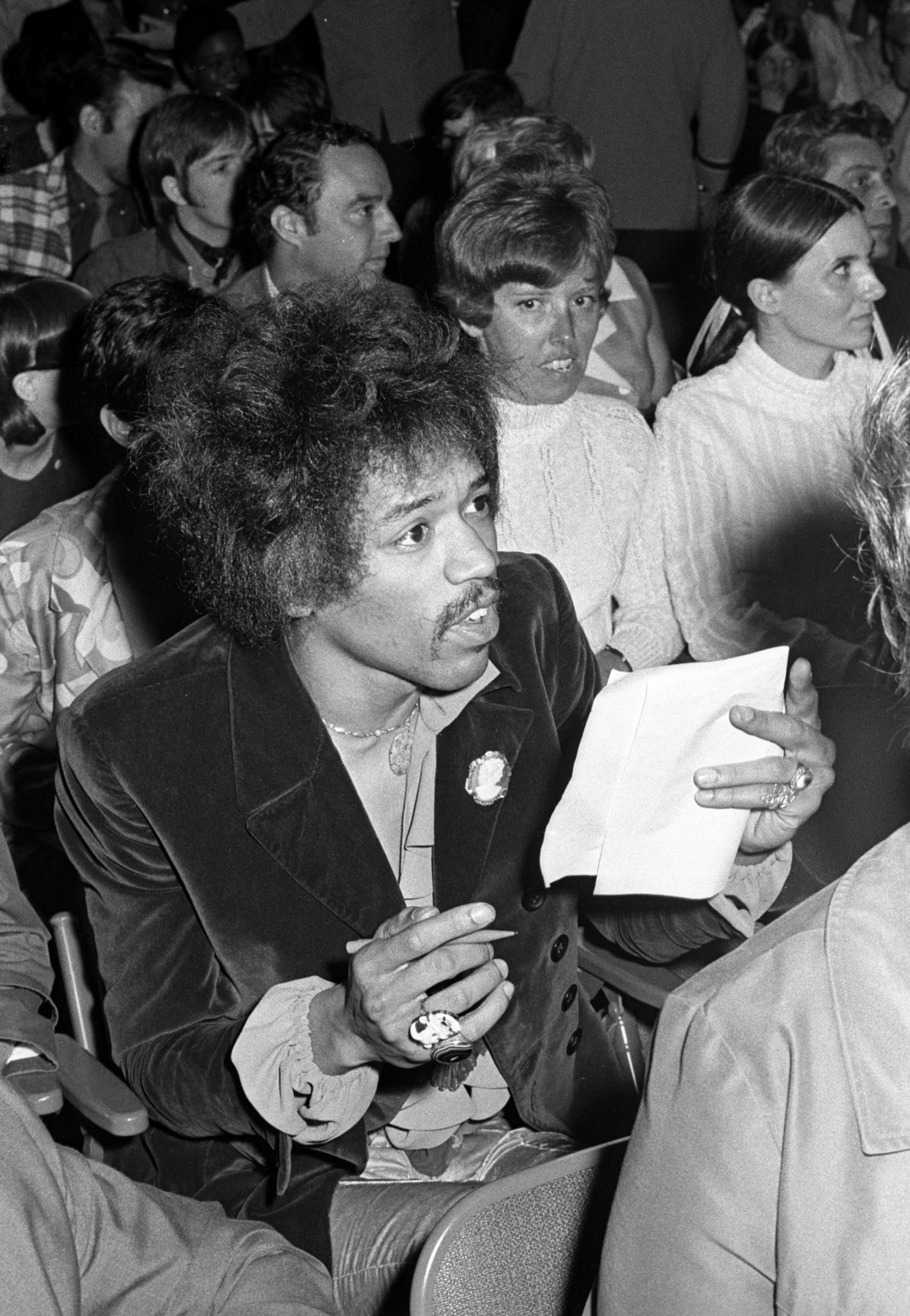 Egy szívszorító kép 2000-ből a végére: Jimi apja, Al Hendrix és Noel Redding, a basszusgitáros a Jimi Hendrix Experience-ből épp megtekintik a Jimi Hendrix Gallery-t Washingtonban az Experience Music Project Opening Gala keretében.
