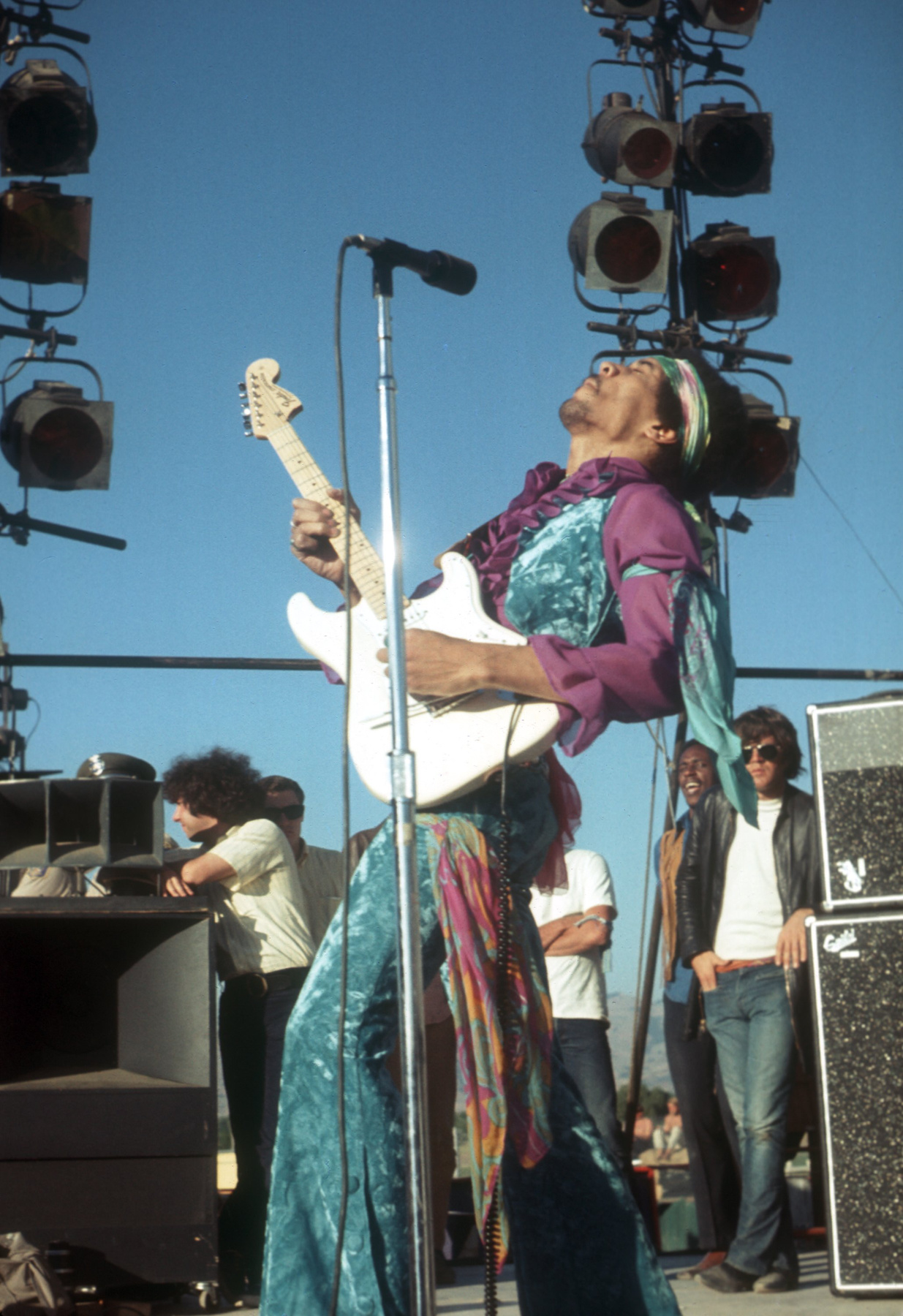 Egy szívszorító kép 2000-ből a végére: Jimi apja, Al Hendrix és Noel Redding, a basszusgitáros a Jimi Hendrix Experience-ből épp megtekintik a Jimi Hendrix Gallery-t Washingtonban az Experience Music Project Opening Gala keretében.