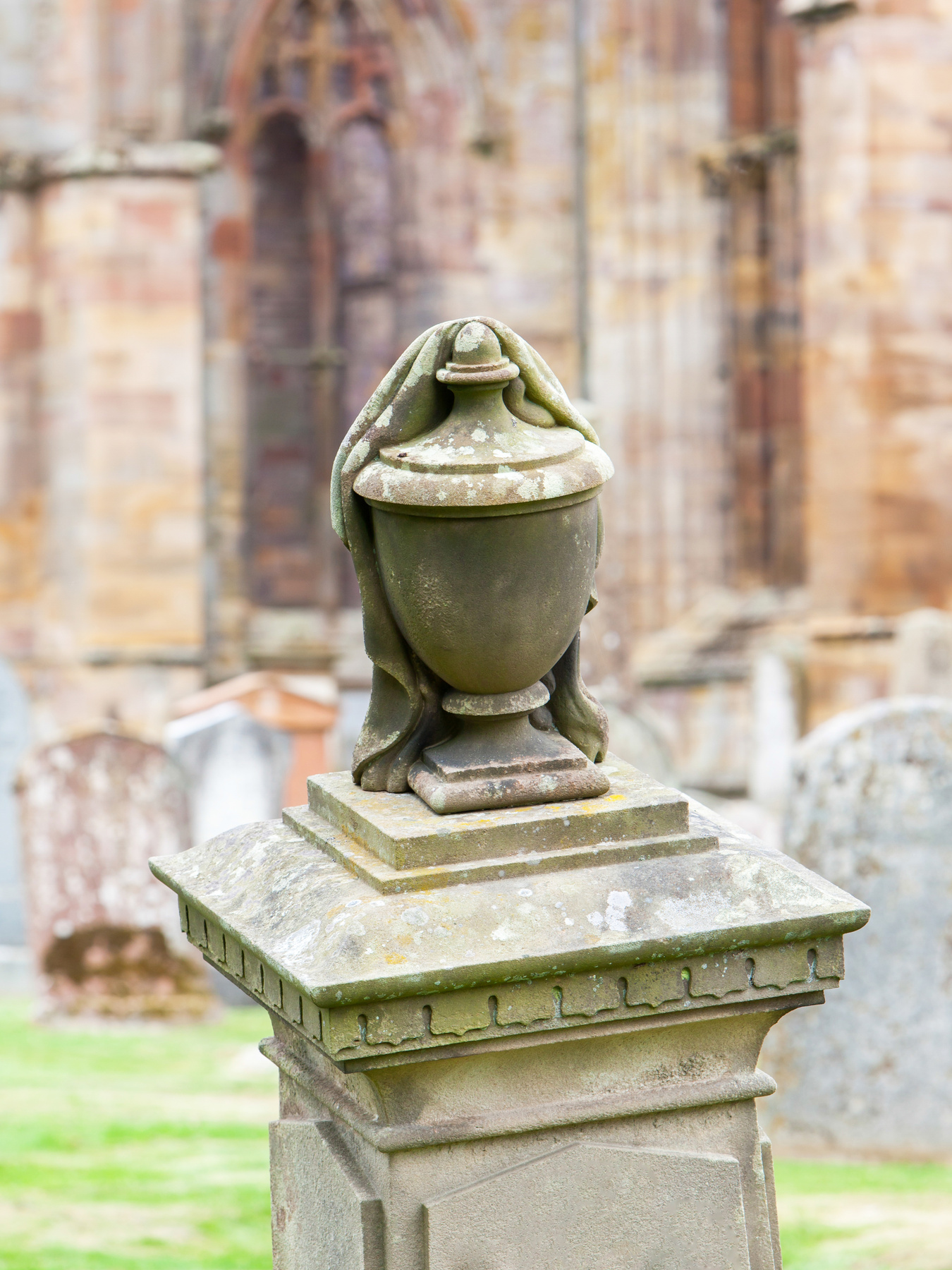 A hamvak tárolására szolgáló klasszikus temetkezési urnákra is egy leplet borítottak, ami az élők és holtak közötti választóvonalat szimbolizálta.