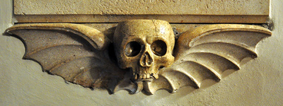 A hamvak tárolására szolgáló klasszikus temetkezési urnákra is egy leplet borítottak, ami az élők és holtak közötti választóvonalat szimbolizálta.