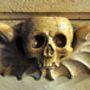 A szárnyas koponya legismertebb jelentése, hogy az elhunyt útja még nem ért véget, vagyis a fizikai test megszűnése után egy másik világba száll. Az Egyesült Államokban a halálfej eredetileg nem vallásos motívum volt, így egyszerűen az eltemetett holttestre utalt (a puritánok nem használtak semmilyen jelképrendszert). A régi sírköveken díszelgő koponya egyedi kimunkálása pedig a faragómester személyéről is árulkodott.