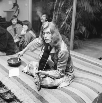 Drasztikus frizuraváltásokon ment át Bowie az elmúlt 50 évben.