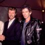 Csíkos zakóban, bajusszal a bőrdzsekis Keith Richards és Ron Wood mellett a Rolling Stone s