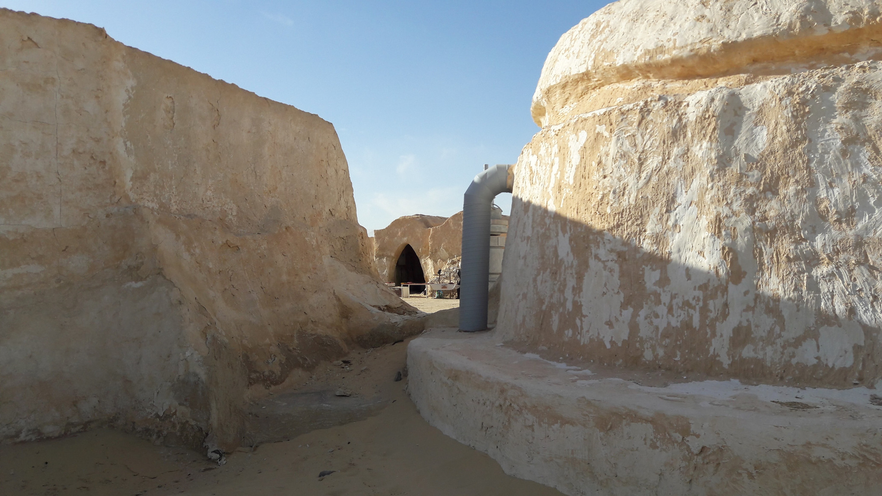 A sivatag szélén, de a lakott területektől távol  található a világ Star Wars rajongóinak csak Mos Espaként ismert otthagyott filmdíszlet. 