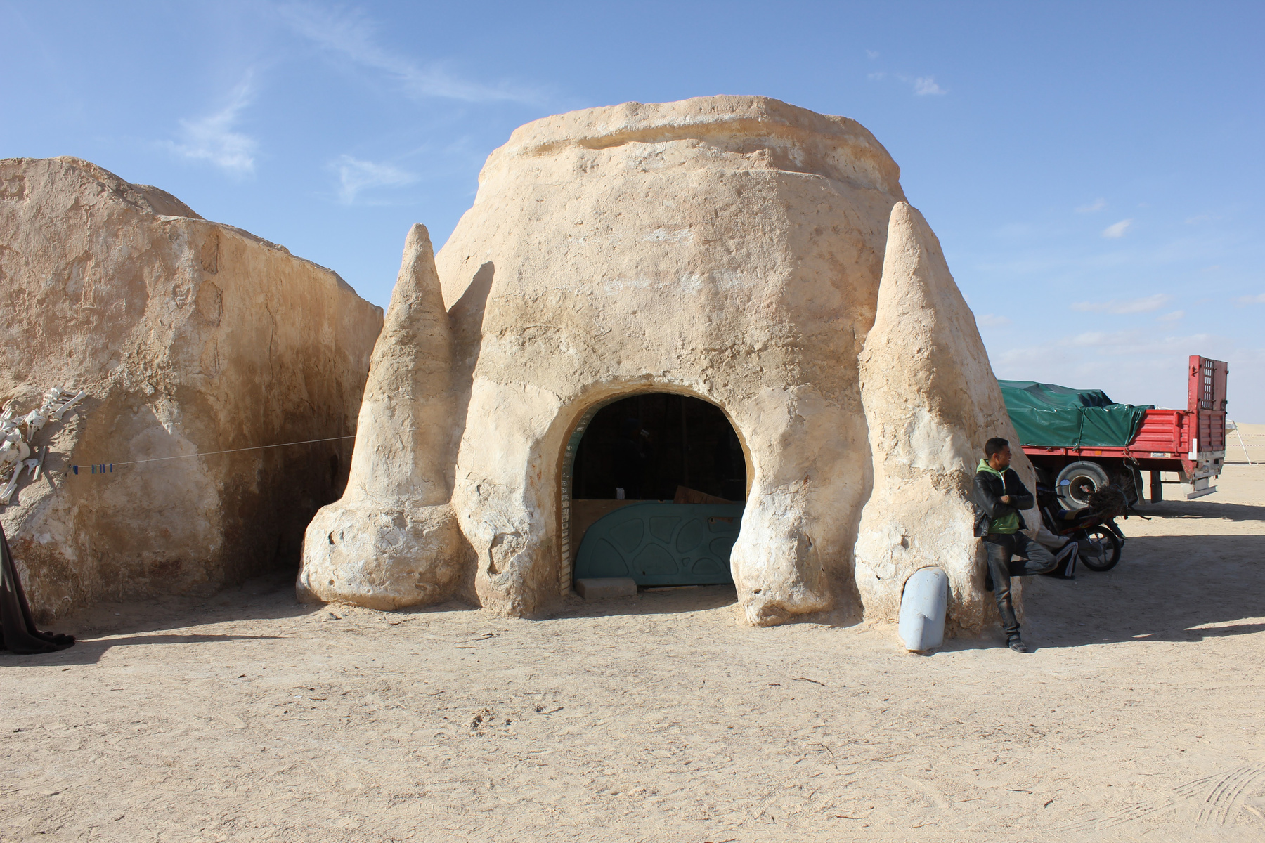 A sivatag szélén, de a lakott területektől távol  található a világ Star Wars rajongóinak csak Mos Espaként ismert otthagyott filmdíszlet. 