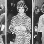 Három híres nő, három leopárd bunda:
II. Erzsébet, Elizabeth Taylor és Jacqueline Kennedy (1963)