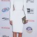 Rosie Huntington-Whiteley térdet takaró, érdekesen kivágott fehér ruhában pózol Hollywoodban.