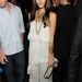 Jessica Alba New Yorkban a Tribeca Filmfesztiválon: az aranyszín kiegészítők dobják fel a laza, fehér ruhát.