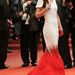 A paradicsommadárnak öltözött énekesnő Cannes-ban.