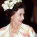1982: a királynő Tuvaluban, egy neki rendezett ünnepségen csontokból készített nyaklánccal és a helyiektől kapott virágkoszorúval a fején
